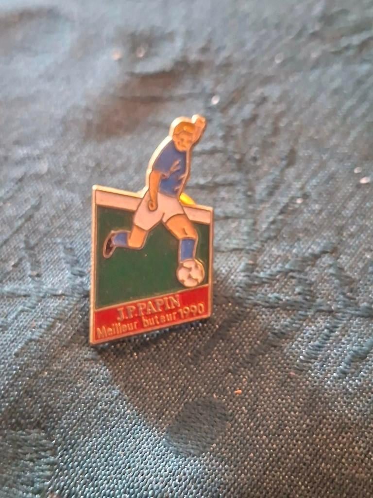 pin/speldje : Jean-Pierre Papin / Topscoorder 1990, Enlèvement ou Envoi, Comme neuf, Sport, Insigne ou Pin's