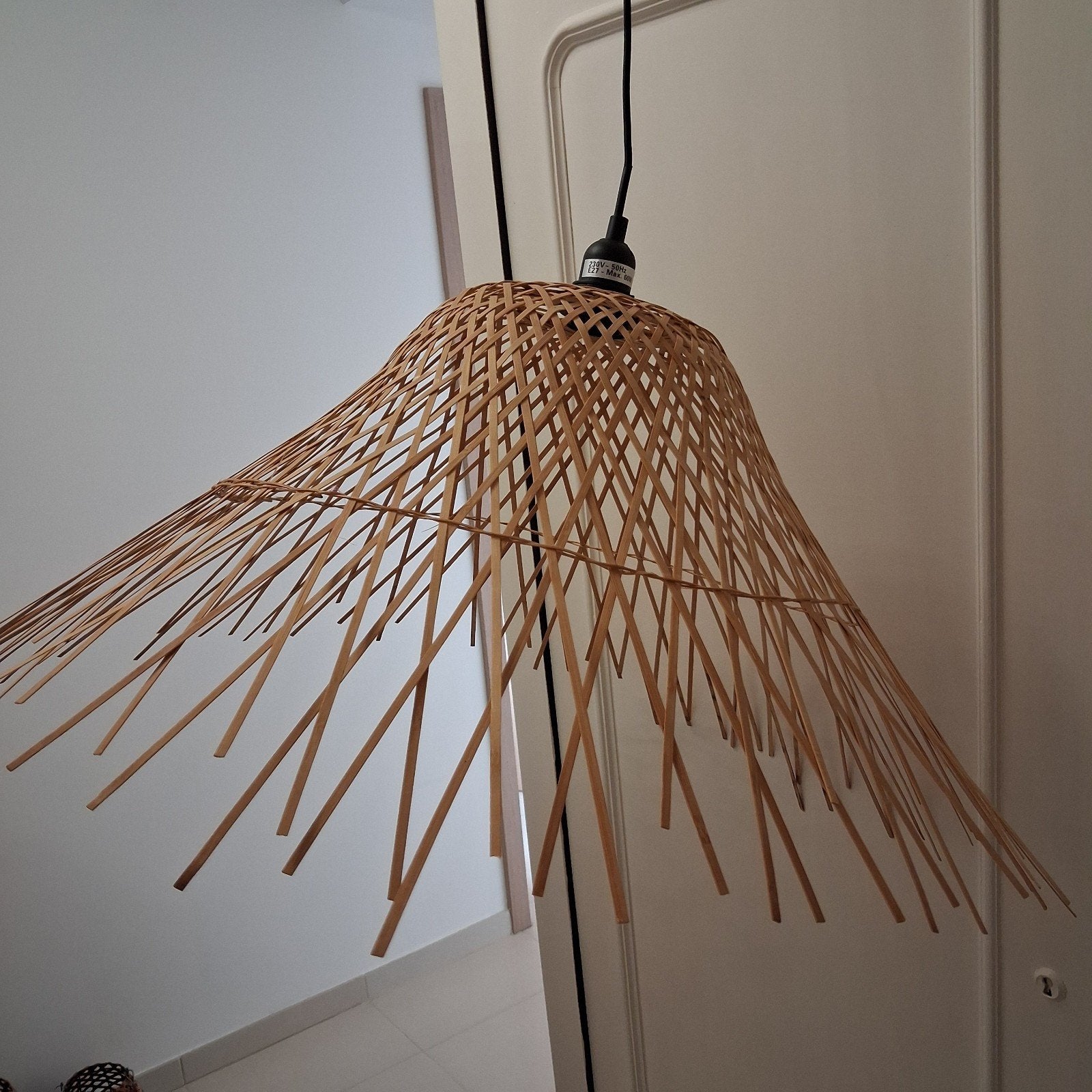 Jolie suspension   fines lamelles de bois avec ampoule., Huis en Inrichting, Lampen | Kroonluchters, Ophalen, Gebruikt, E27 (groot)