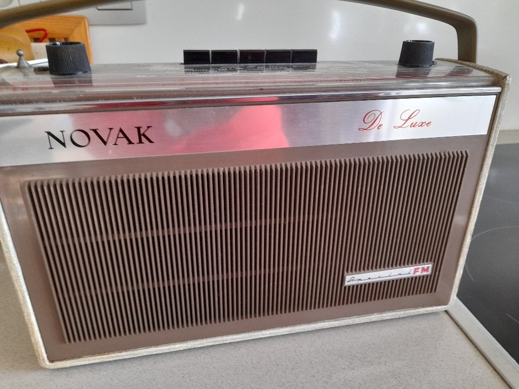 Vintage draagbare radio Merk NOVAK, Enlèvement, Utilisé, Radio