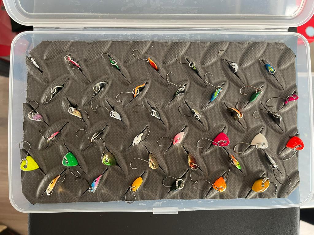 Forel kunstaas spoons 1 kant gekleurd - 41 stuks + opbergdoo, Watersport en Boten, Hengelsport | Algemeen, Zo goed als nieuw, Kunstaas