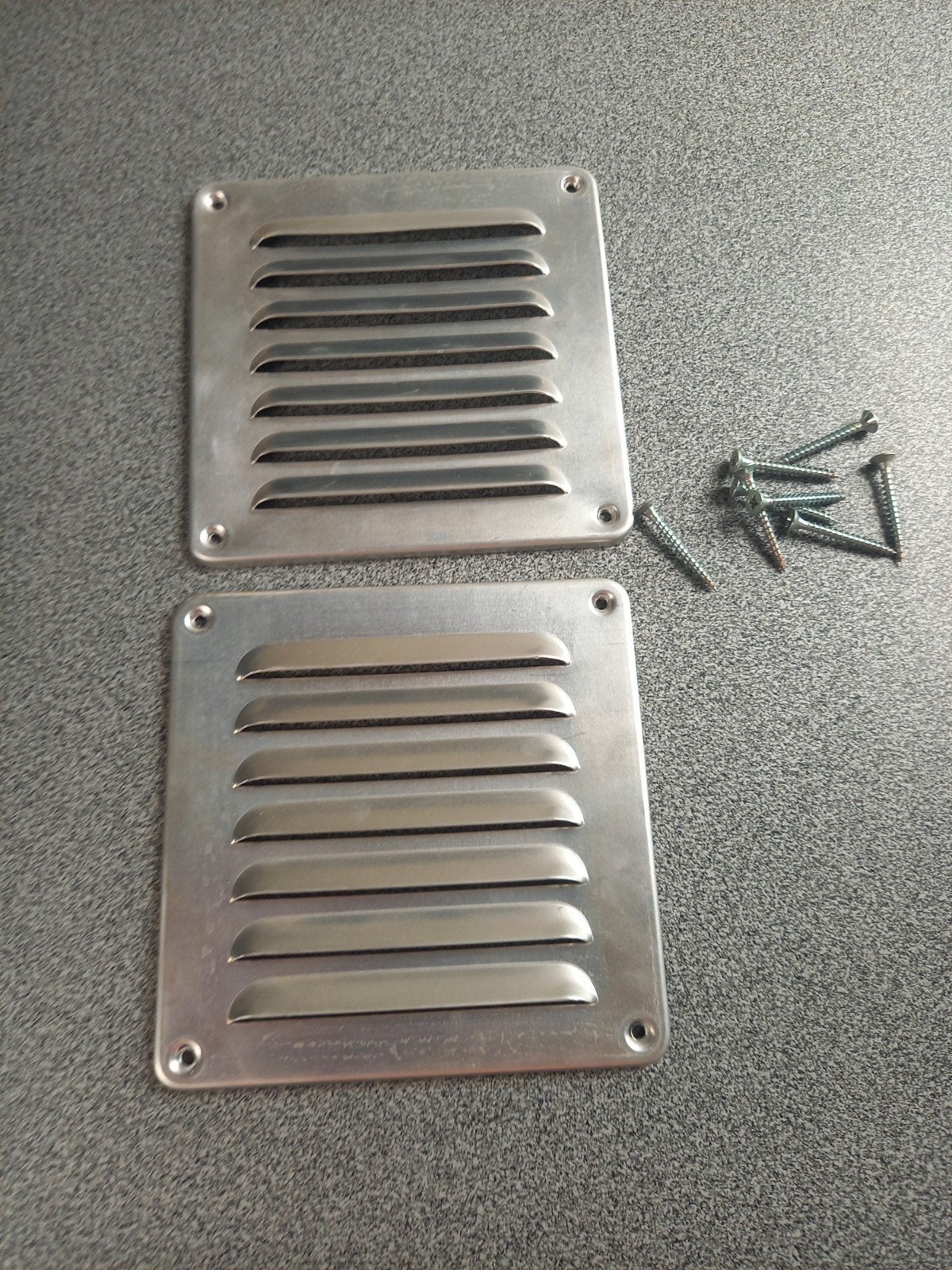 2 grilles à aubes, Bricolage & Construction, Ventilation & Extraction, Enlèvement ou Envoi, Comme neuf