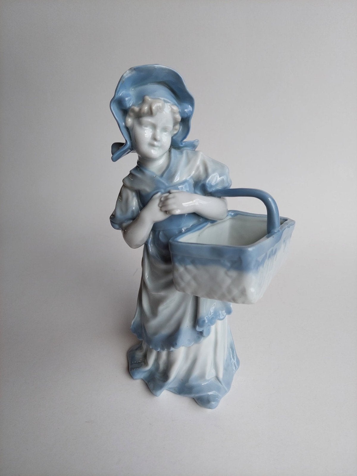 Vintage blauw wit porseleinen beeldje meisje met mand, Verzamelen, Ophalen