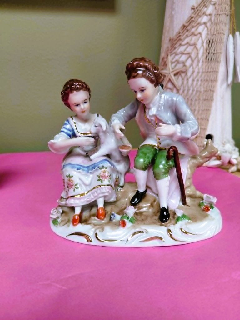 Prachtig porseleinen beeldje in klassieke stijl topstaat., Antiek en Kunst, Ophalen of Verzenden