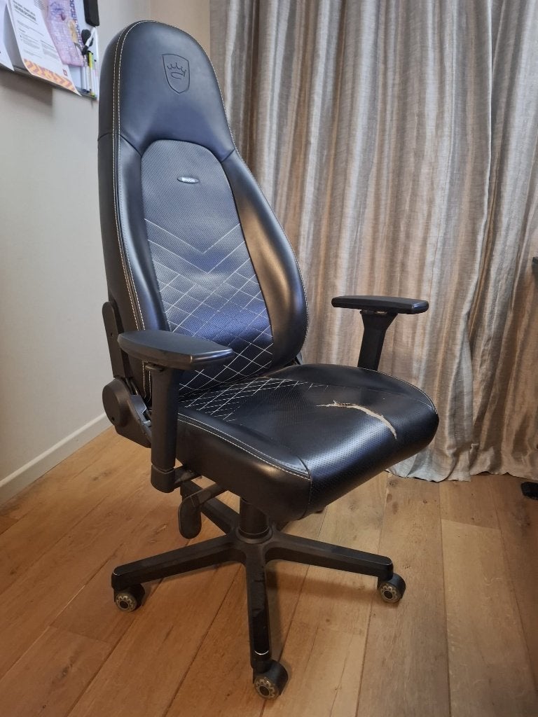 Noblechairs gamingstoel – comfortabel maar scheur in zitvlak, Chaise de bureau de gaming, Enlèvement, Utilisé, Chaise de bureau