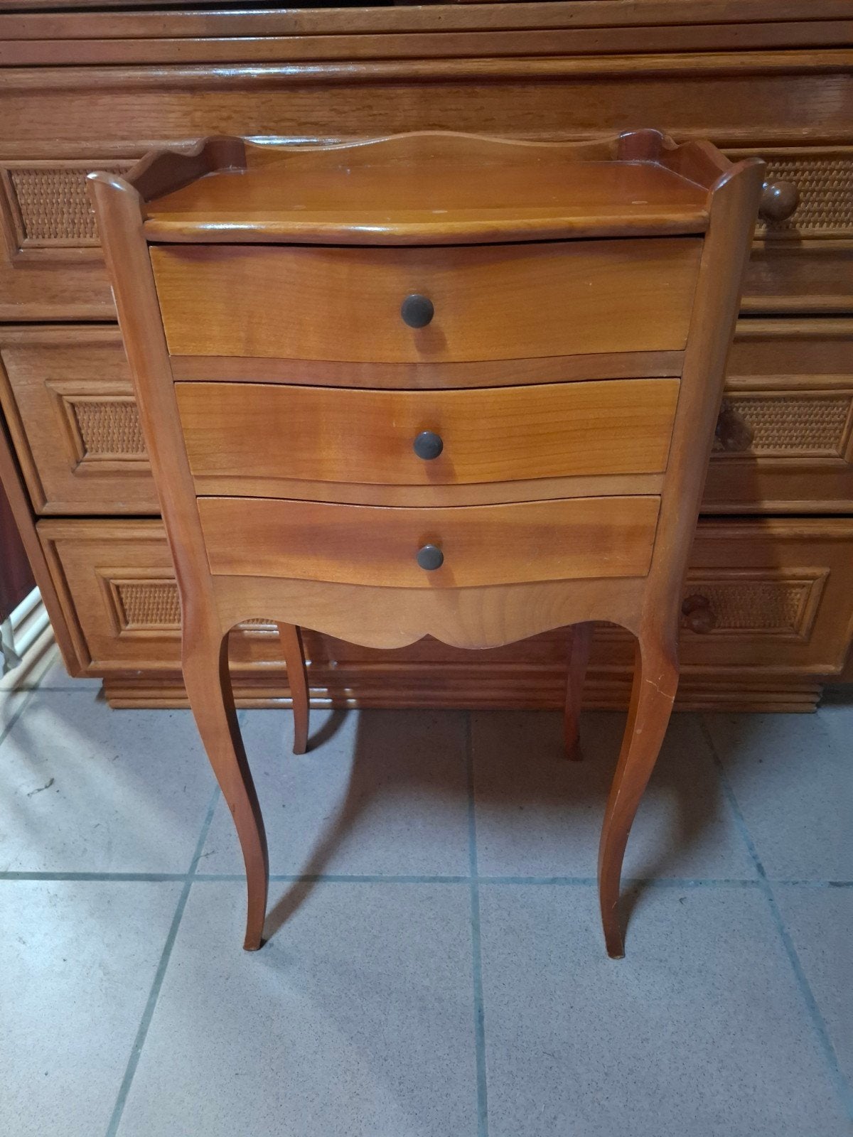 Petit meuble d'appoint style Louis XV – 3 tiroirs