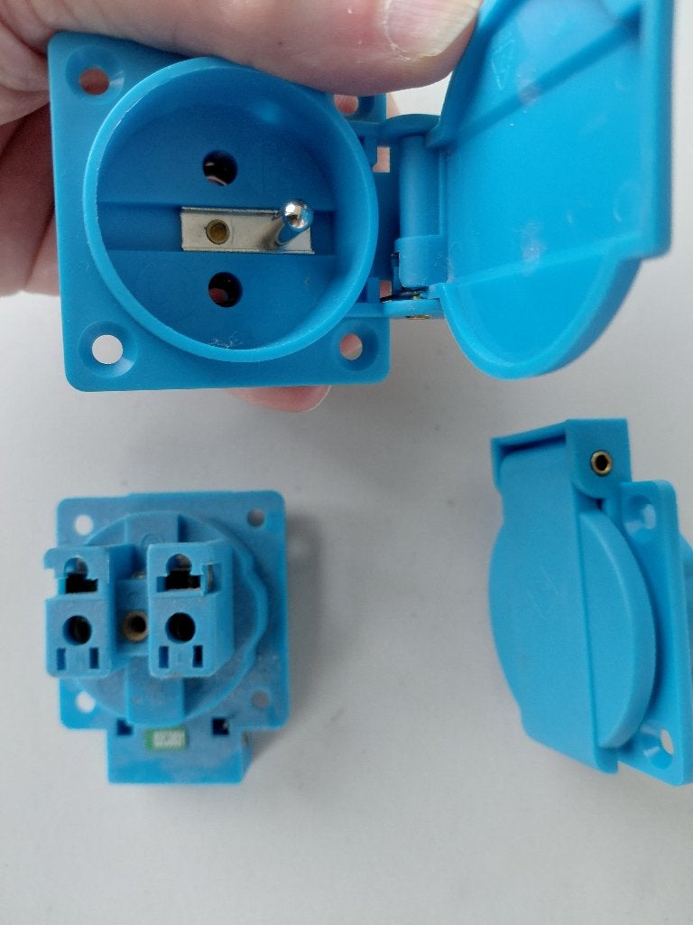 3x prises à encastrées; broche de terre et clapet, IP54 bleu, Enlèvement ou Envoi, Utilisé, Lumières