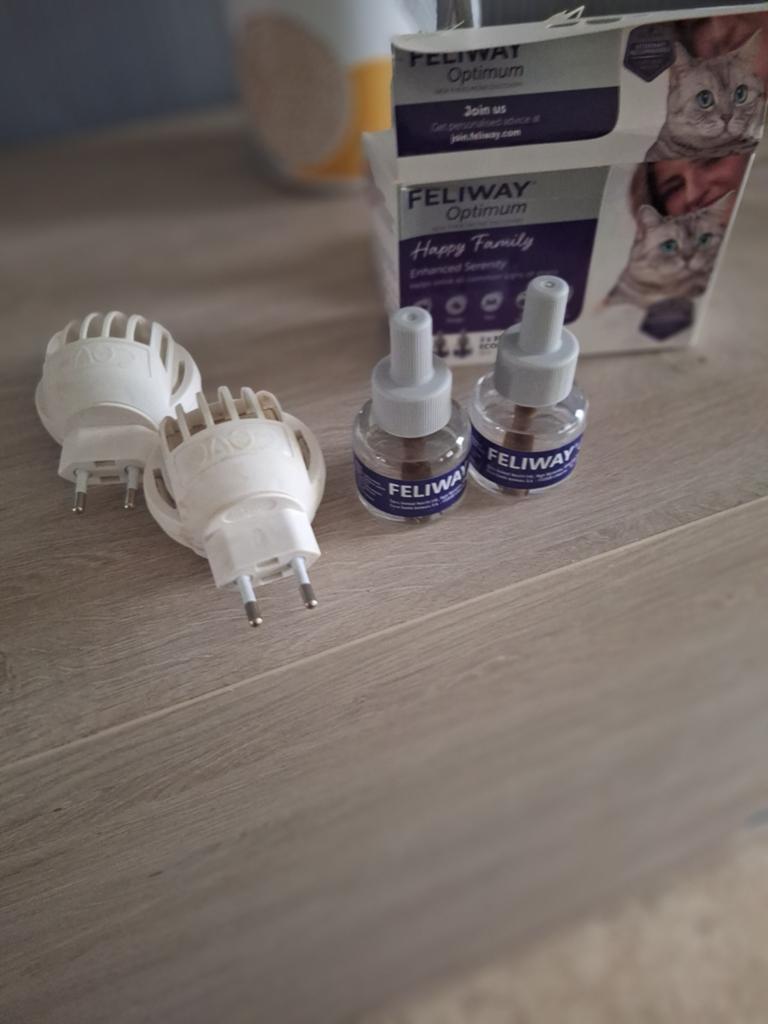 Lot recharges feliway optimum + 2 prises, Dieren en Toebehoren, Katten-accessoires, Ophalen