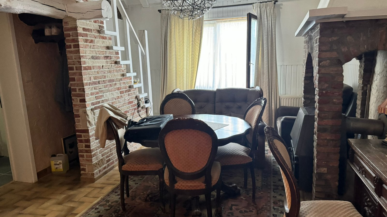 Antieke tafel plus stoelen
