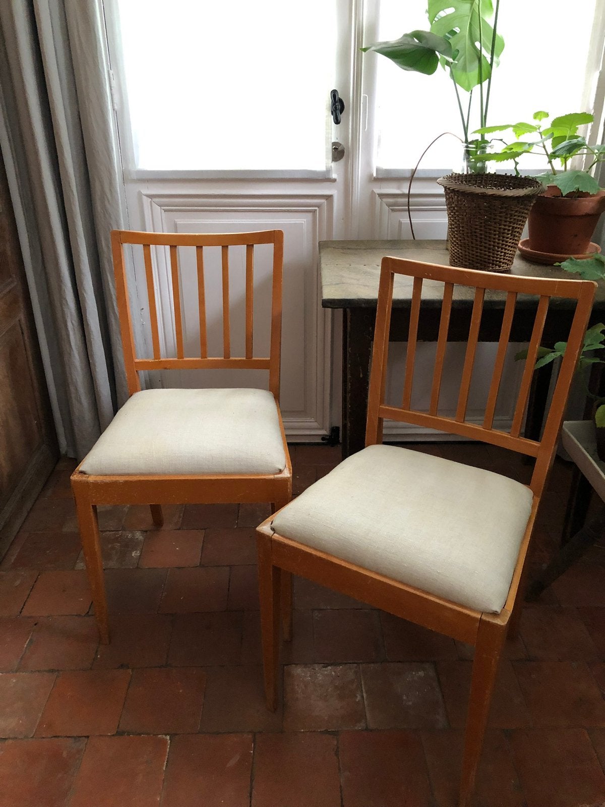ANTIEKE STOELEN SPIJLENSTIJLEN 2 STUKS ZWEEDS LINNEN ZITTING, Antiek en Kunst, Ophalen