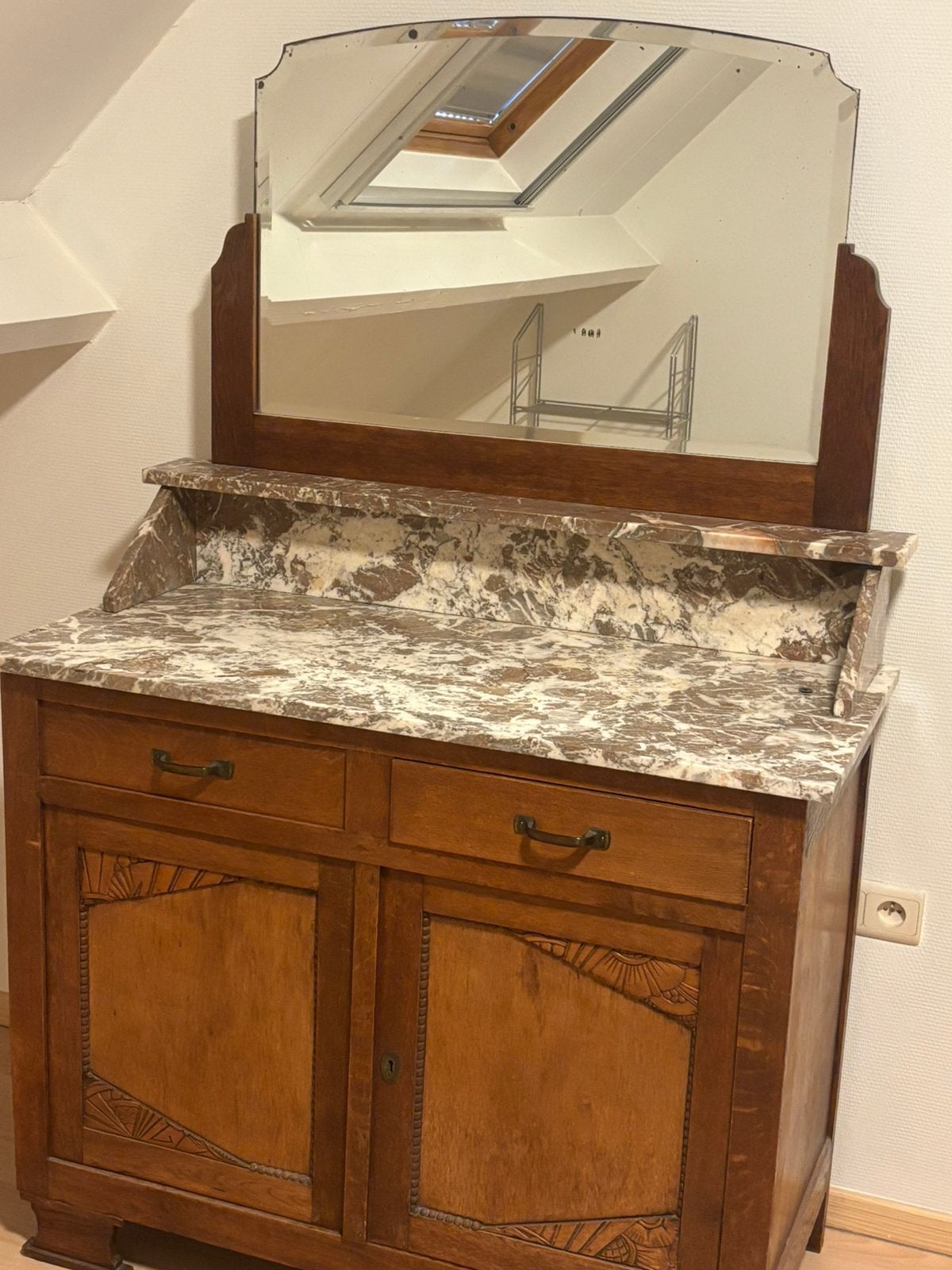 Commode avec miroir, Enlèvement