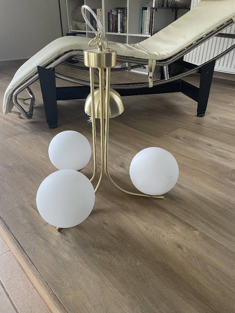 hanglamp mat messing met drie glazen bollen in opaalwit, Gebruikt, Ophalen of Verzenden, Glas, 75 cm of meer