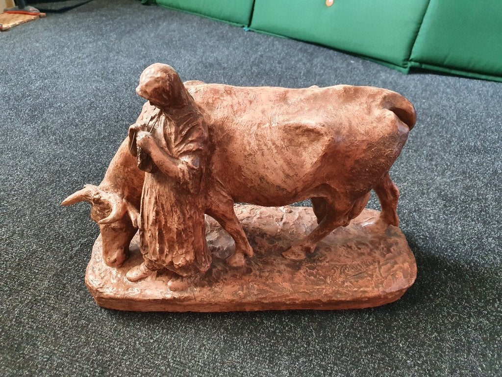 Ernest Bastin terracotta beeld koe met boerin, Statue, Brun, Pierre ou céramique, Art nouveau