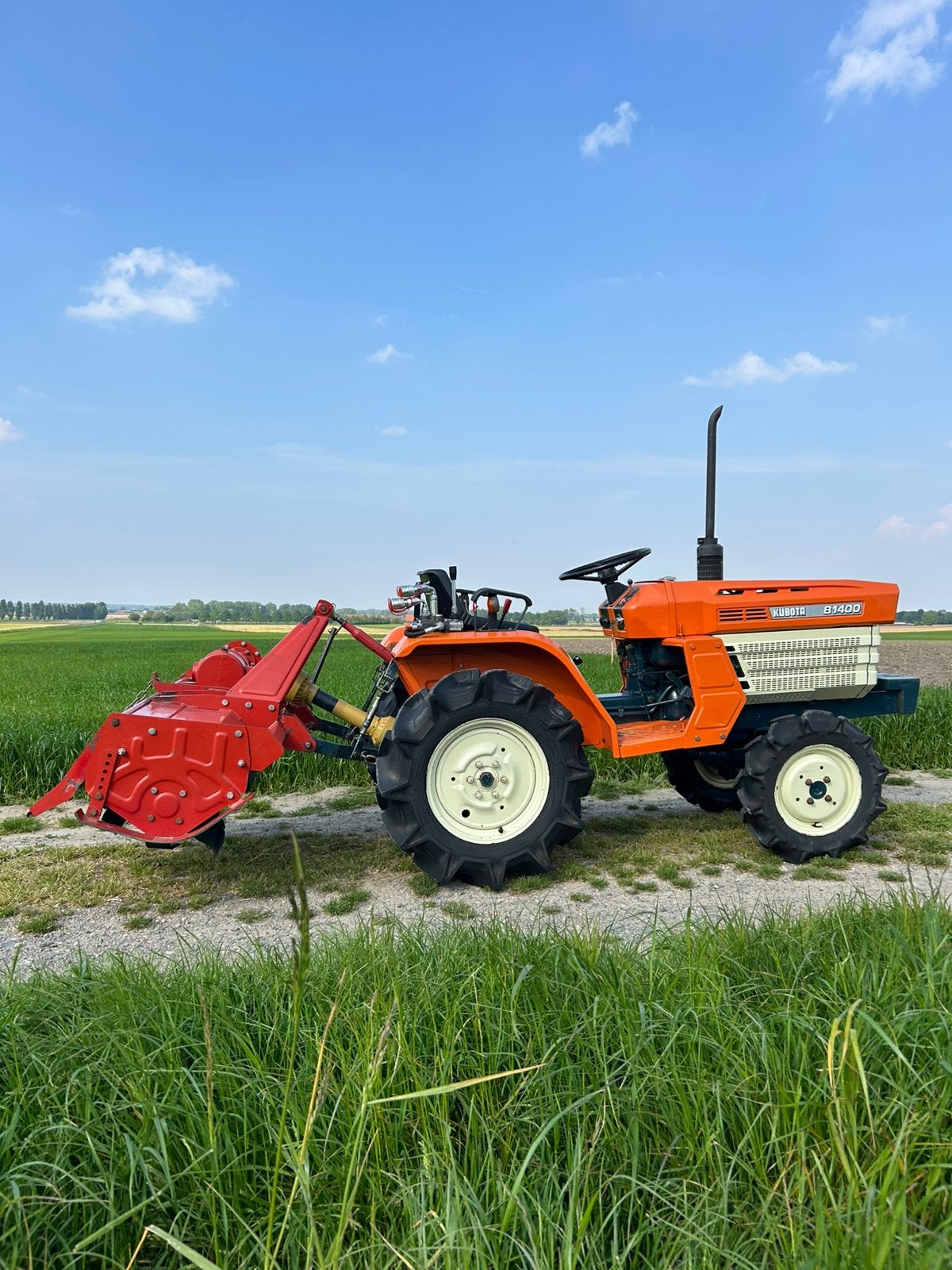 Kubota minitractor met professionele grondfrees., Articles professionnels, Enlèvement