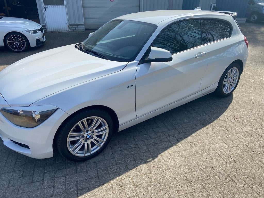 Bmw f21 1600 turbo sportline, Auto's, Zwart, 4 cilinders, 1600 cc, Wit