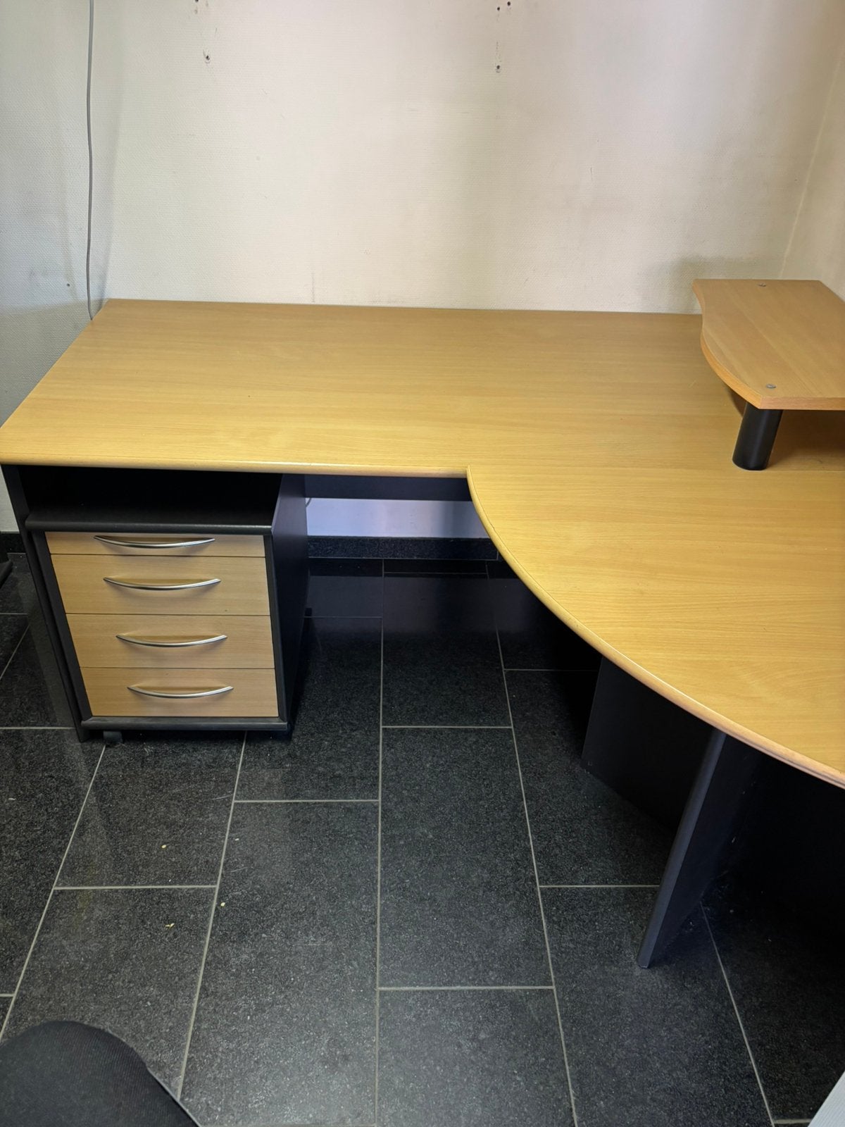 Bureau, rekken, ladeblok, bureaustoel & leggers. Moet nu weg, Ophalen, Gebruikt, Beige, Hout