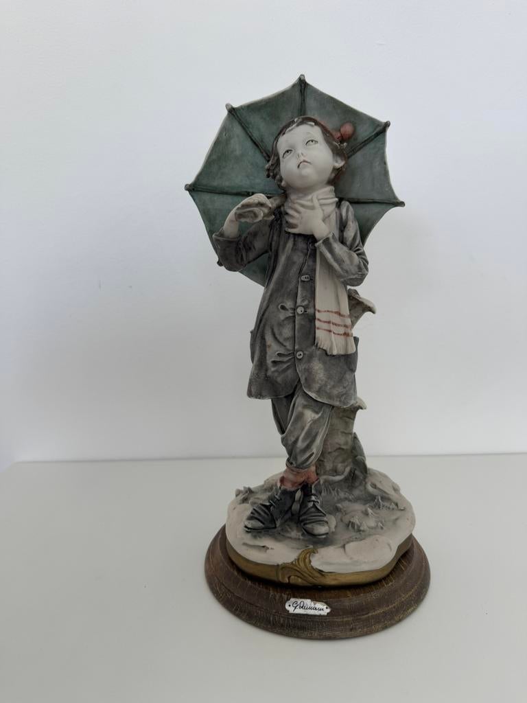 Capodimonte beeld jongen met paraplu – Italie, Verzamelen, Ophalen of Verzenden, Zo goed als nieuw
