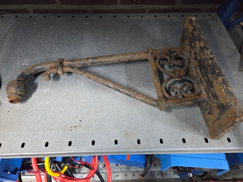 Antieke ijzeren lampensteun Lang 45 cm Hoog 28 cm, Ophalen