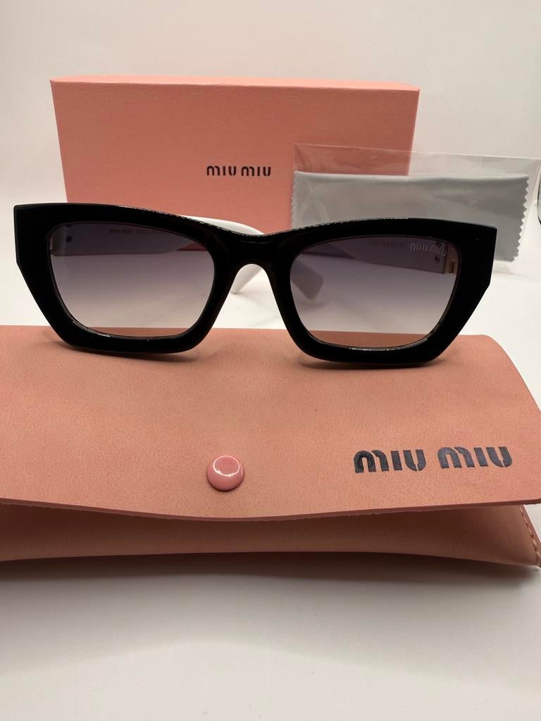 Miu Miu Zonnebril Zwart/Wit met Gouden Details, Ophalen of Verzenden, Nieuw, Overige kleuren, Zonnebril