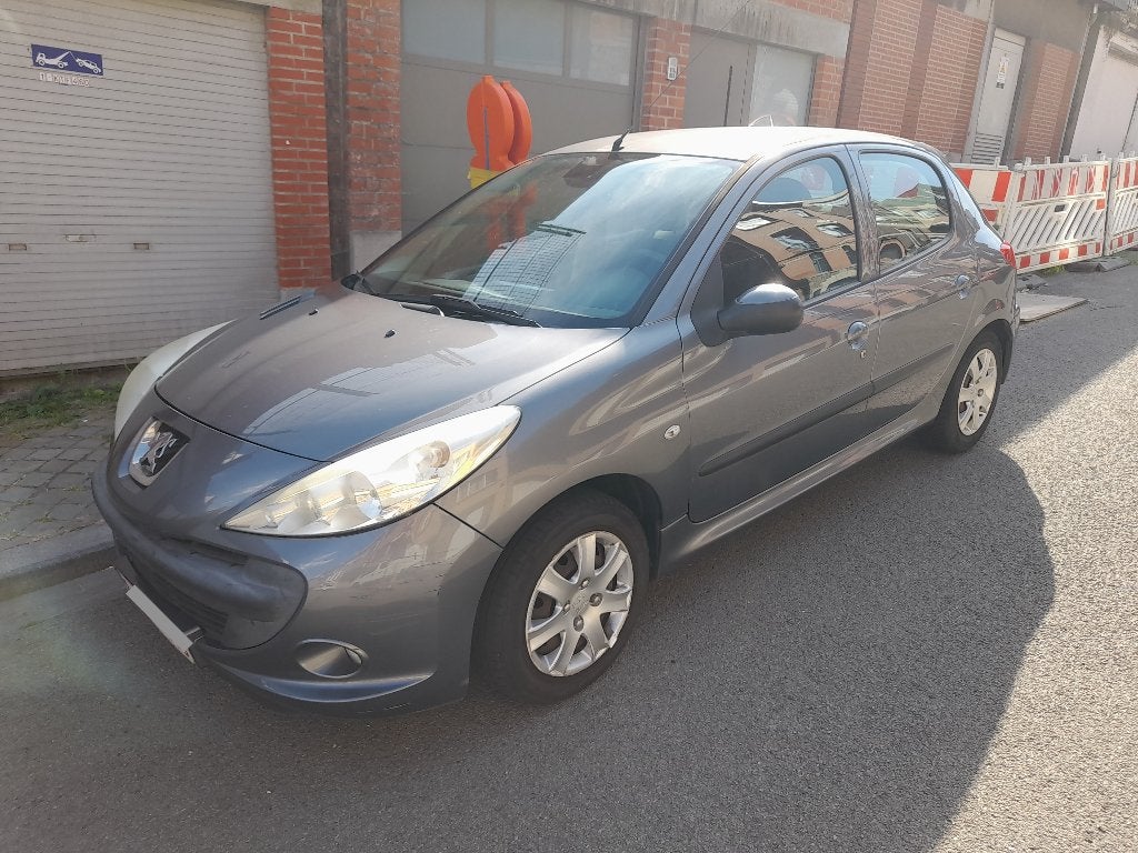 Peugeot 206+ 1.4i Trendy grise -- avec attache remorque, Autos, Achat, Attache-remorque, Boîte manuelle, 5 portes