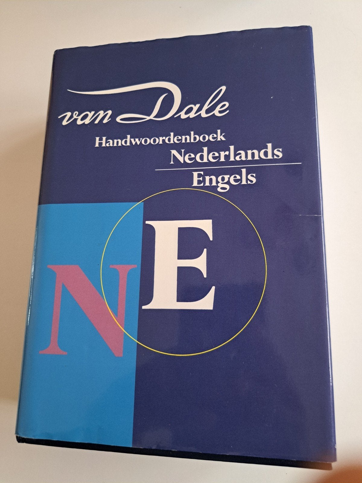 dictionnaire est le Van Dale Handwoordenboek Nederlands-Enge, Livres, Dictionnaires, Anglais, Van Dale, Enlèvement ou Envoi