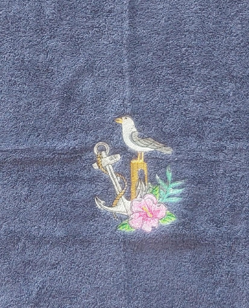Donkerblauw badlaken geborduurd met een zeemeeuw, Huis en Inrichting, Badkamer | Badtextiel en Accessoires, Blauw, Overige merken