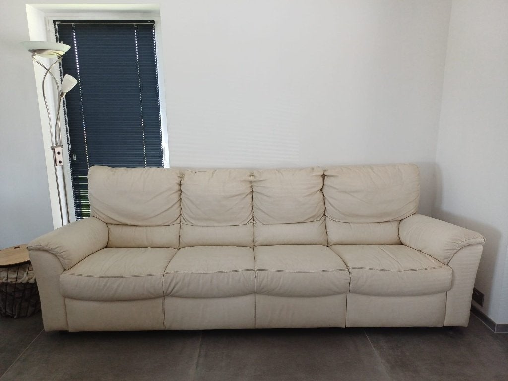 Canapé 4 places en cuir beige – 265 cm, Huis en Inrichting, Zetels | Zetels, Gebruikt, Rechte bank, Vierpersoons of meer, 250 tot 300 cm