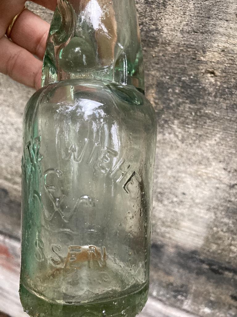 Oud metalen krat met kogelflessen, Antiek en Kunst, Curiosa en Brocante, Ophalen