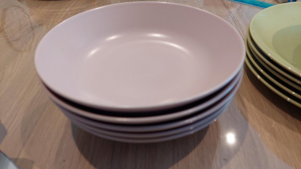 5 assiettes rose, Enlèvement