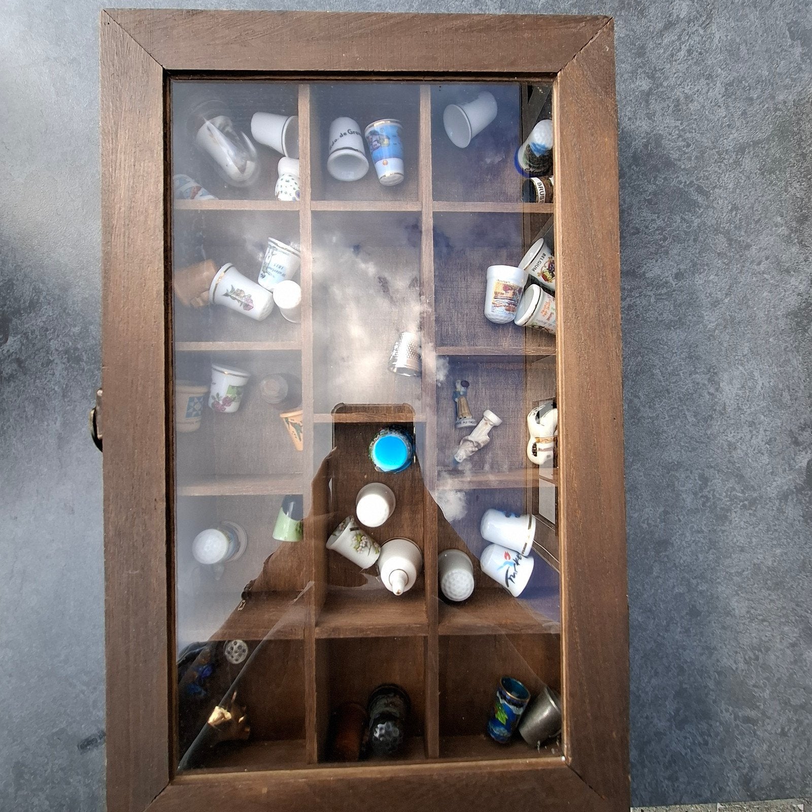 des dés à coudre dans la vitrine, Maison & Meubles, Neuf, Chêne, Avec porte(s), Moins de 25 cm