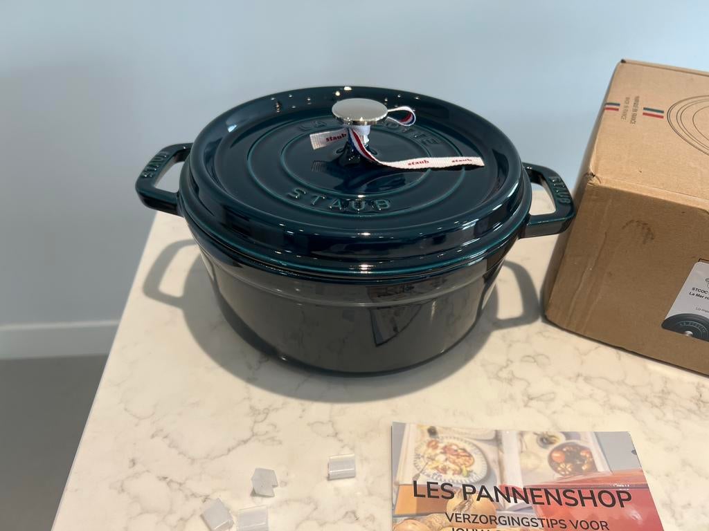 Staub La Cocotte 24 cm La Mer nieuw, Huis en Inrichting, Keuken | Potten en Pannen, Gietijzer, Nieuw, Ophalen of Verzenden, Keramische plaat