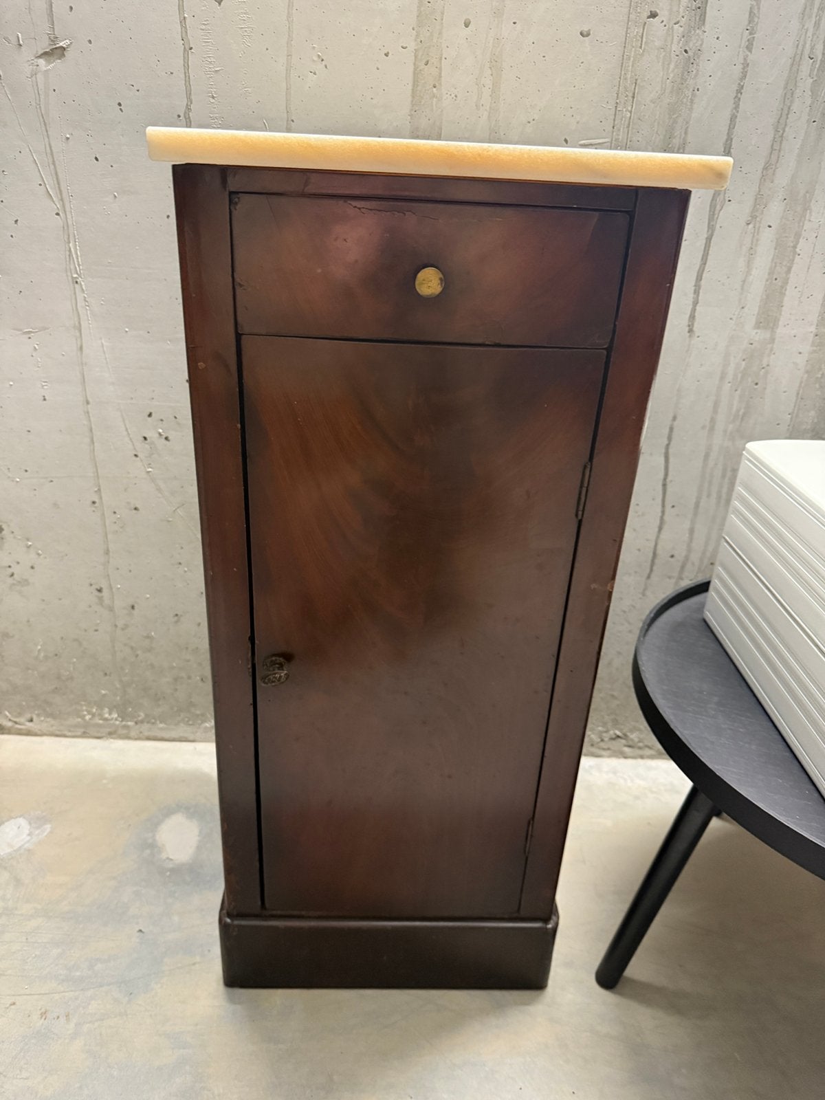 Houten commode met marmer blad, Ophalen