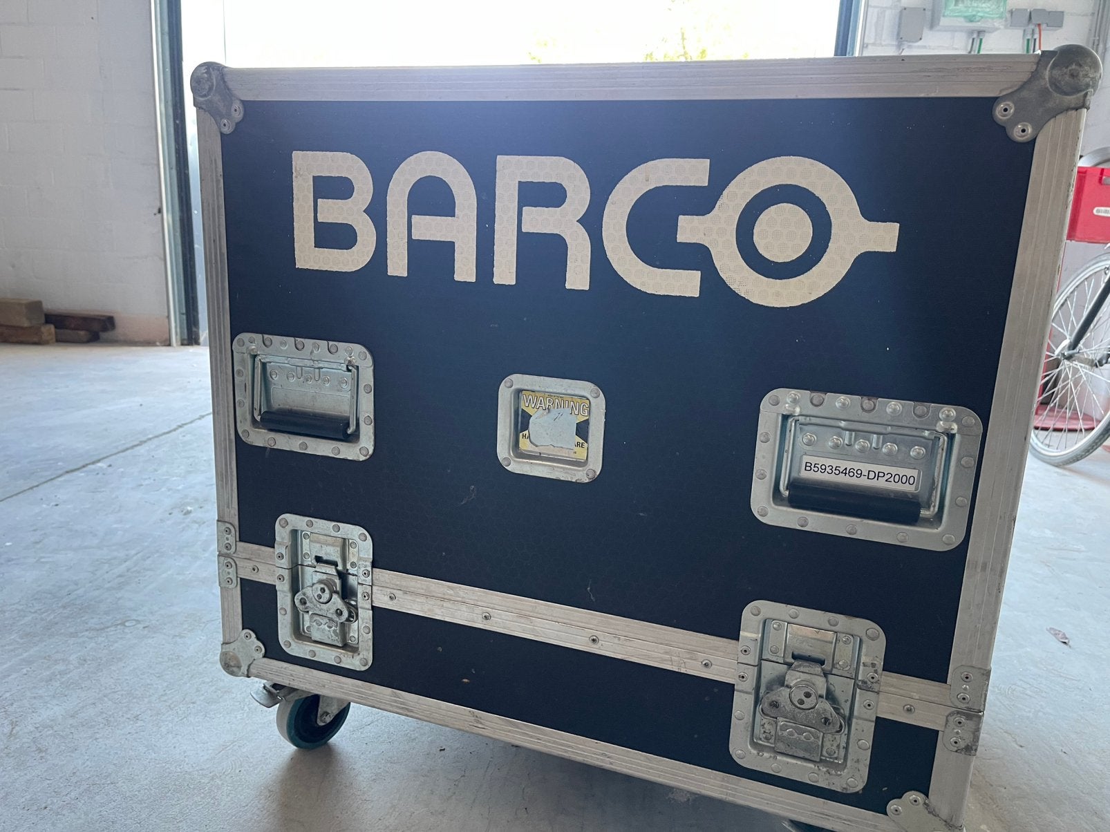 Barco Flightcase met Bungee Shock-Mount 84x84 cm, Muziek en Instrumenten, Behuizingen en Koffers, Ophalen, Zo goed als nieuw, Flightcase