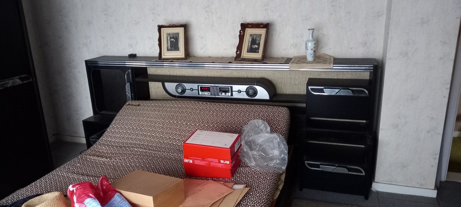 Vintage slaapkamer met ingebouwde radio., Huis en Inrichting, Ophalen, Tweepersoons, 140 cm, 200 cm