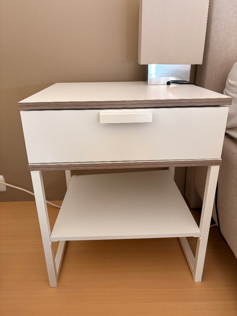 2 tables de chevet Ikea Trysil - aspect blanc/bois, 45 à 65 cm, Enlèvement, Utilisé, 55 à 70 cm