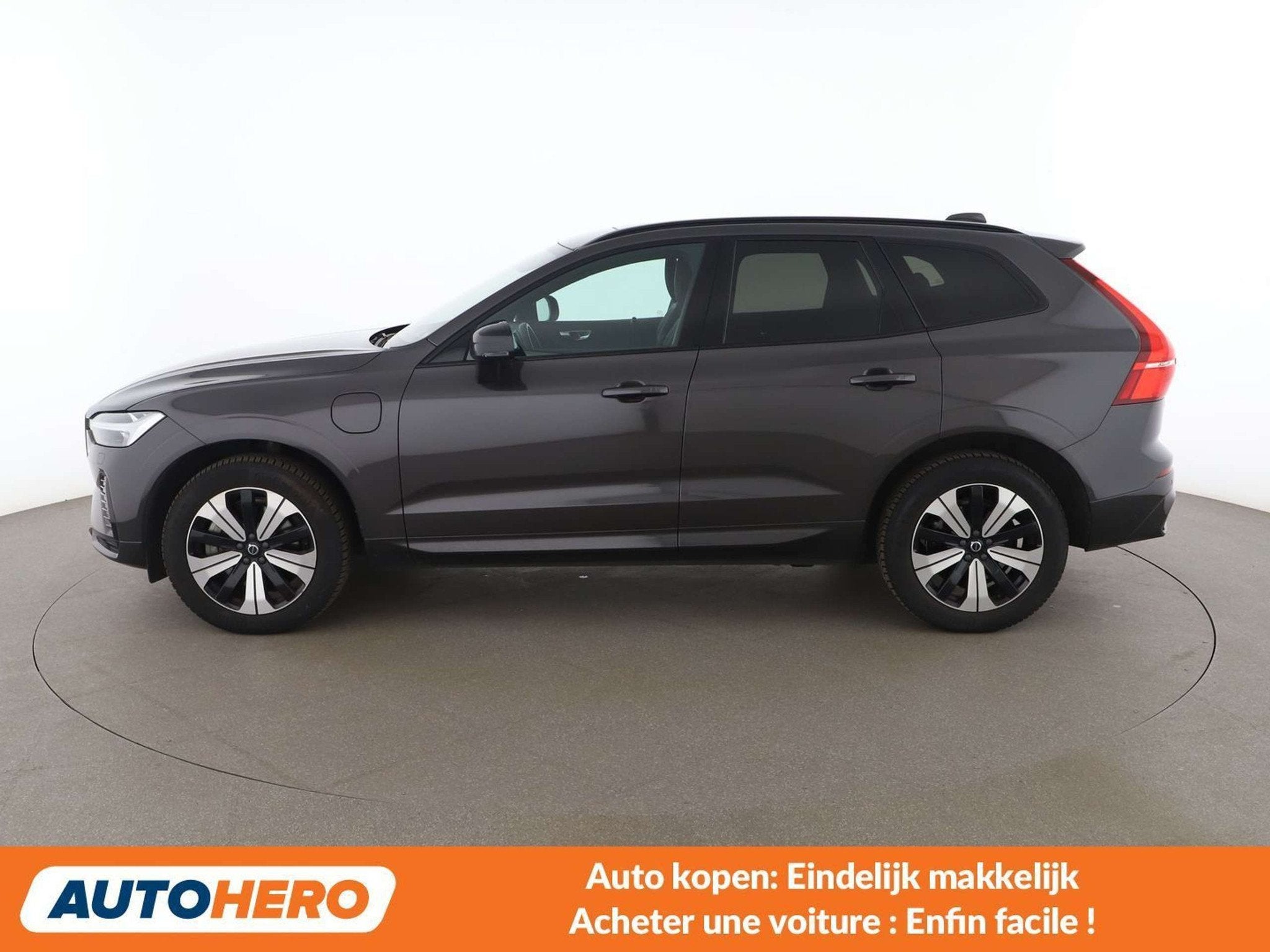 Volvo XC60 2.0 T6 Recharge Plug-in Hybrid Plus Dark AWD, Auto's, Automaat, Gebruikt, 1969 cc, Leder