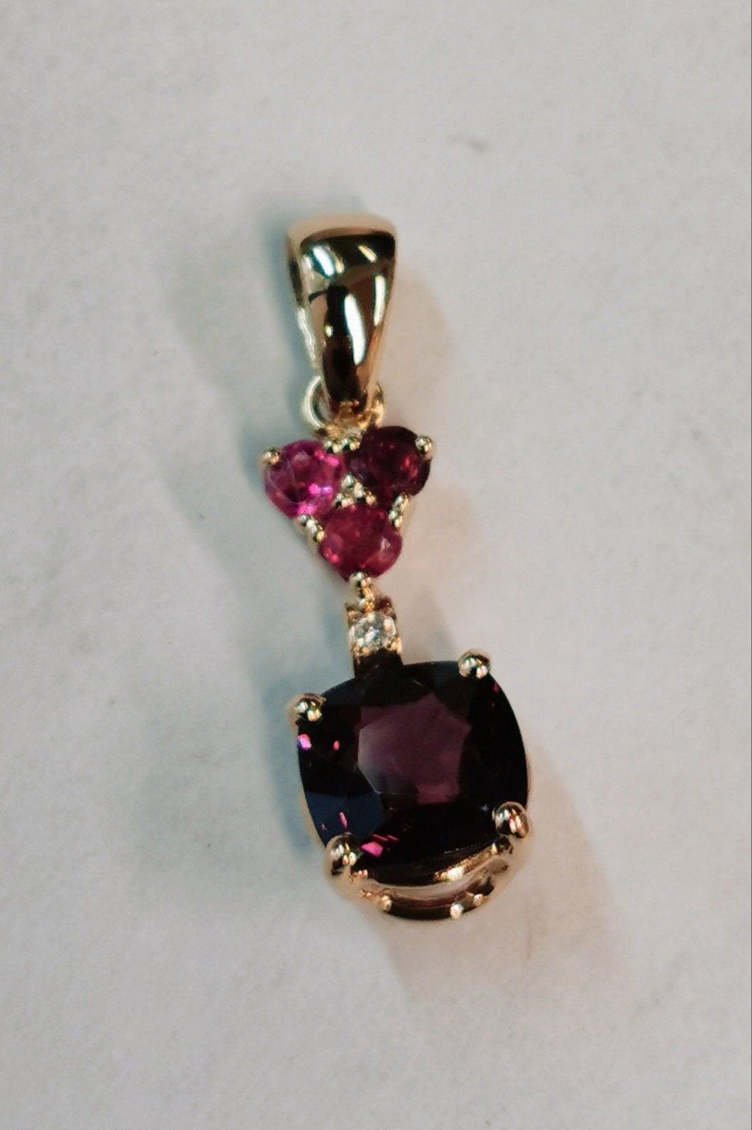 Exclusieve gouden hangertje met spinel, robijnen en diamant, Ophalen of Verzenden, Zo goed als nieuw, Rood, Met edelsteen