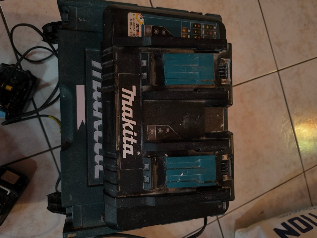 Chargeur double Makita + 5 batteries, Bricolage & Construction, Enlèvement, Comme neuf
