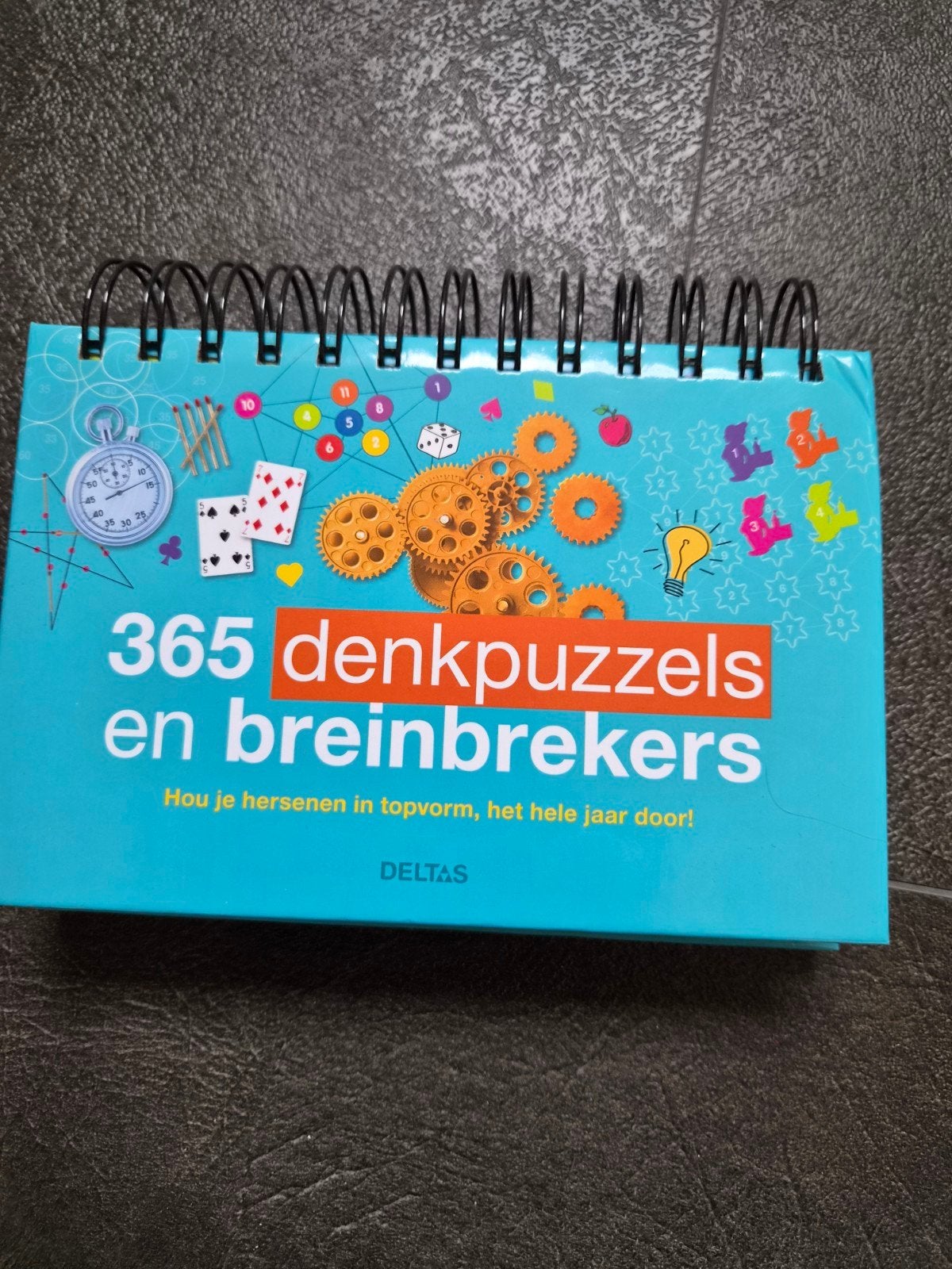 365 denkpuzzels en breinbrekers, voor iedere dag eentje!, Ophalen, Zo goed als nieuw