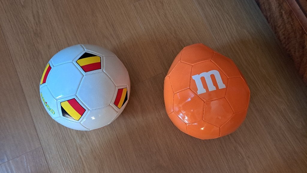 Ballon M&M'S ORIGINAL M-BALL et ballon de foot Brico neufs, Enlèvement ou Envoi, Neuf, Ballon