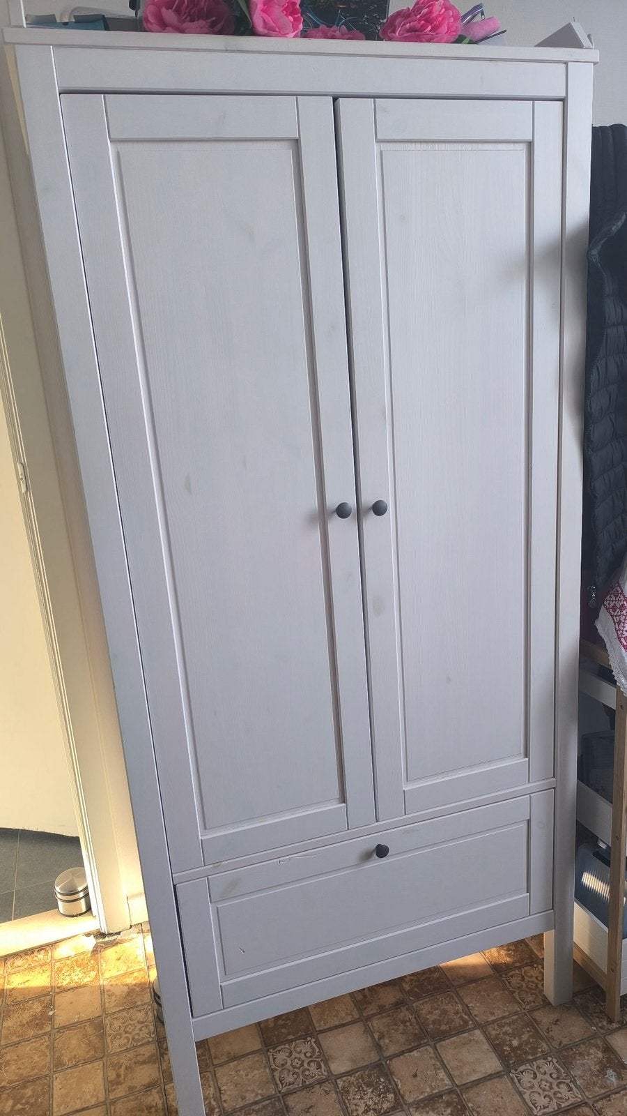 Armoire blanche avec 2 portes et 1 tiroir en bas, 105 cm ou plus, Enlèvement, Utilisé, Espace pour les pieds