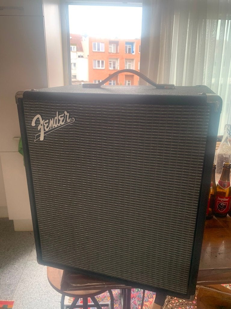 Ampli Bass FENDER RUMBLE 100, Muziek en Instrumenten, Versterkers | Bas en Gitaar, Ophalen, Zo goed als nieuw, Basgitaar, 100 watt of meer