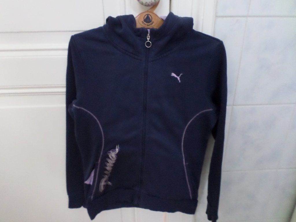Gilet pull sport bleu marine mauve Puma filles 12-13ans XL, Enlèvement ou Envoi, Puma, Comme neuf, Vêtements de sport ou Maillots de bain