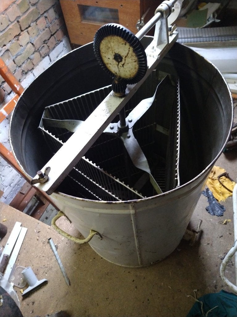 Imkersmateriaal - slinger, Bijen