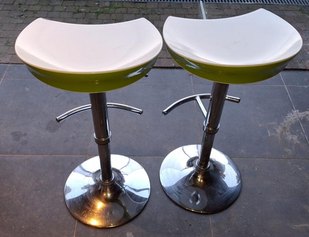 Tabourets de bar verts en bon état, Maison & Meubles, Tabourets de bar, 2 tabourets, Enlèvement, Utilisé
