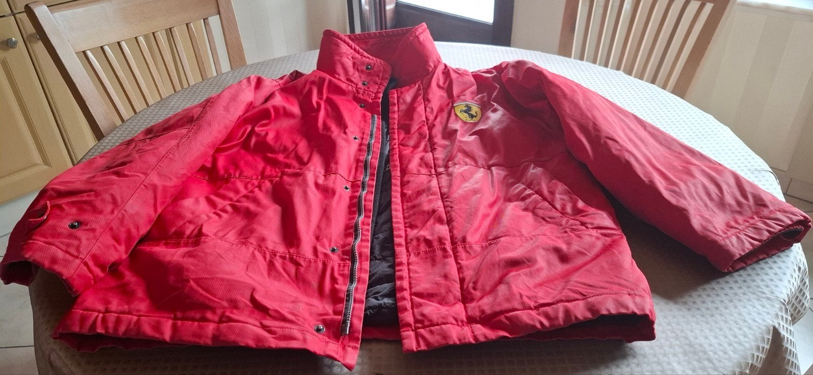 Jas FERRARI maat S ,prijs 22 € of doe een aanvaardbaar bod
a, Enlèvement, Taille 46 (S) ou plus petite