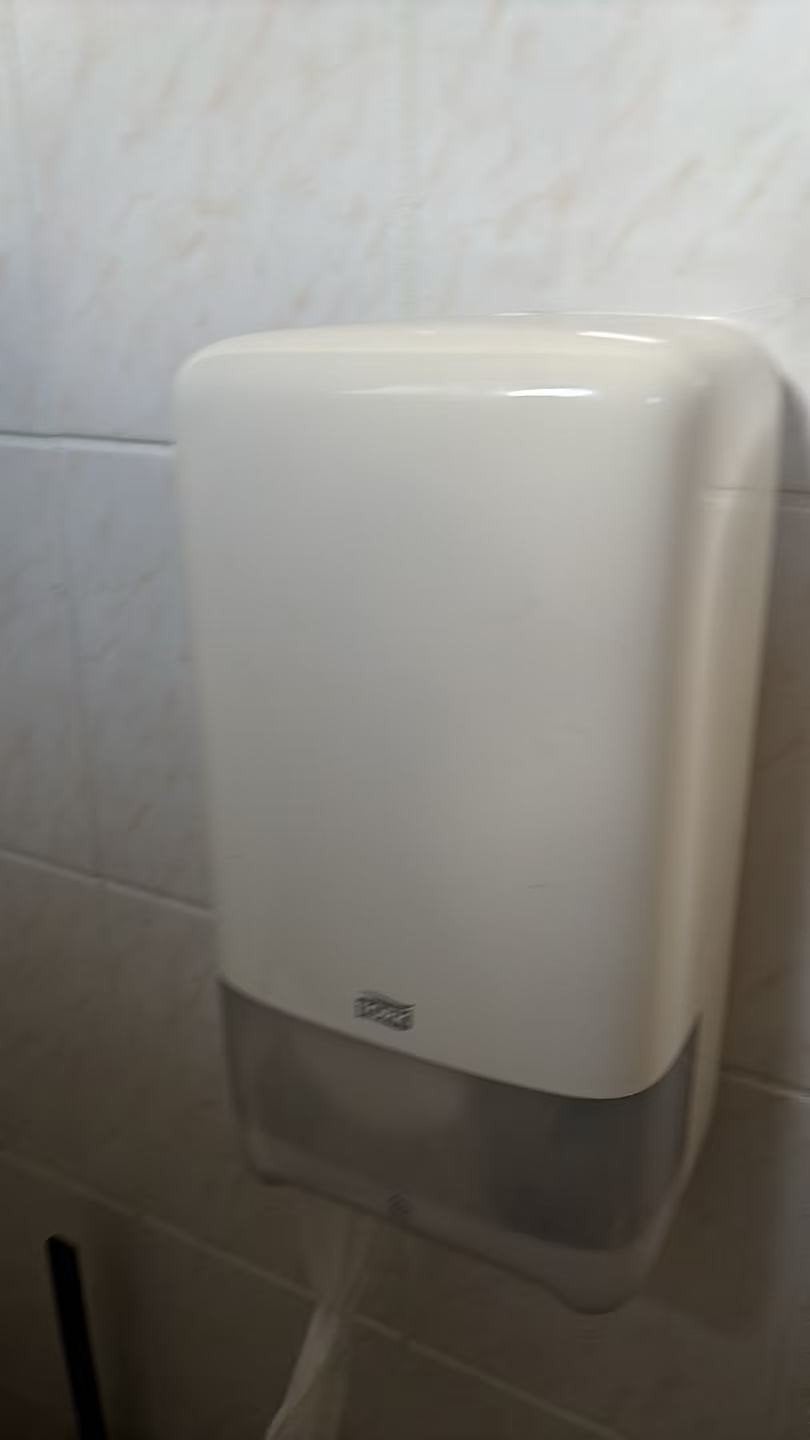 Toiletpapier dispenser (Tork) (2 stuks), Huis en Inrichting, Ophalen of Verzenden, Zo goed als nieuw