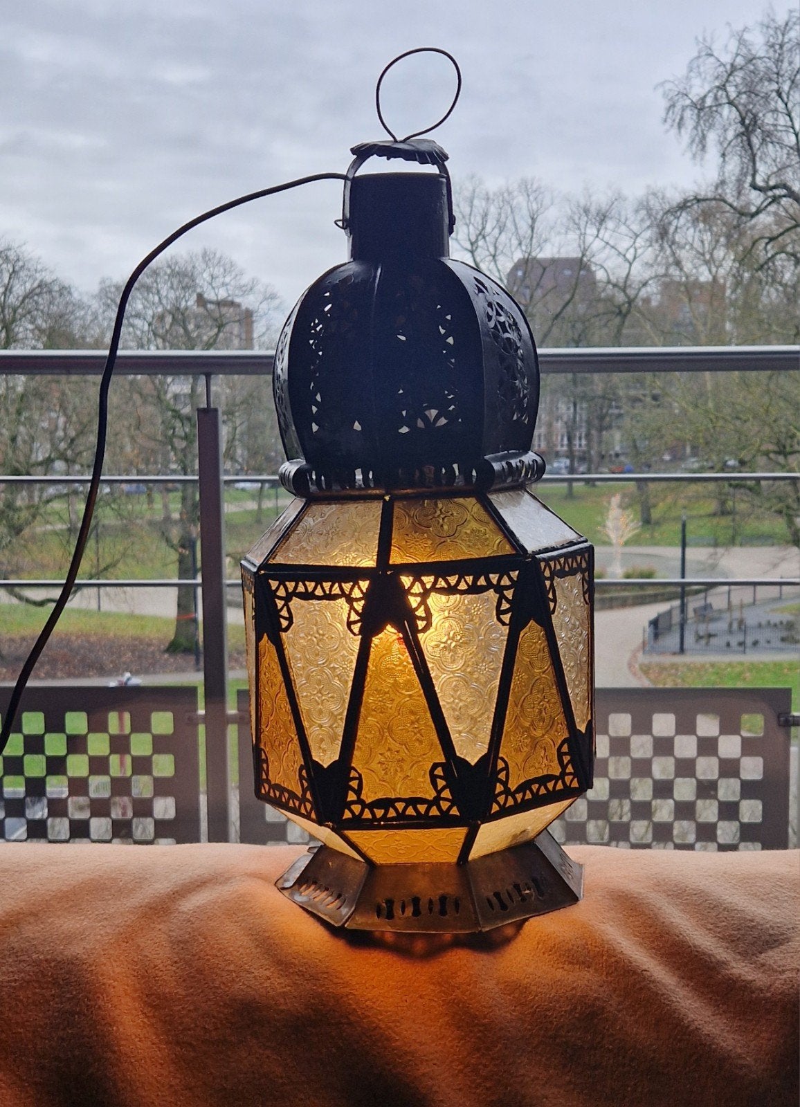 Lampe d'appoint orientale, Enlèvement