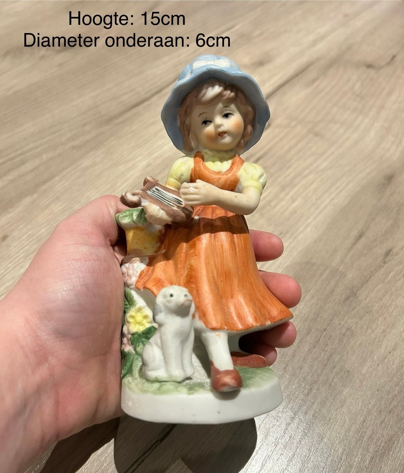 Beeld meisje met oranje kleedje, Enlèvement ou Envoi, Comme neuf, Humain