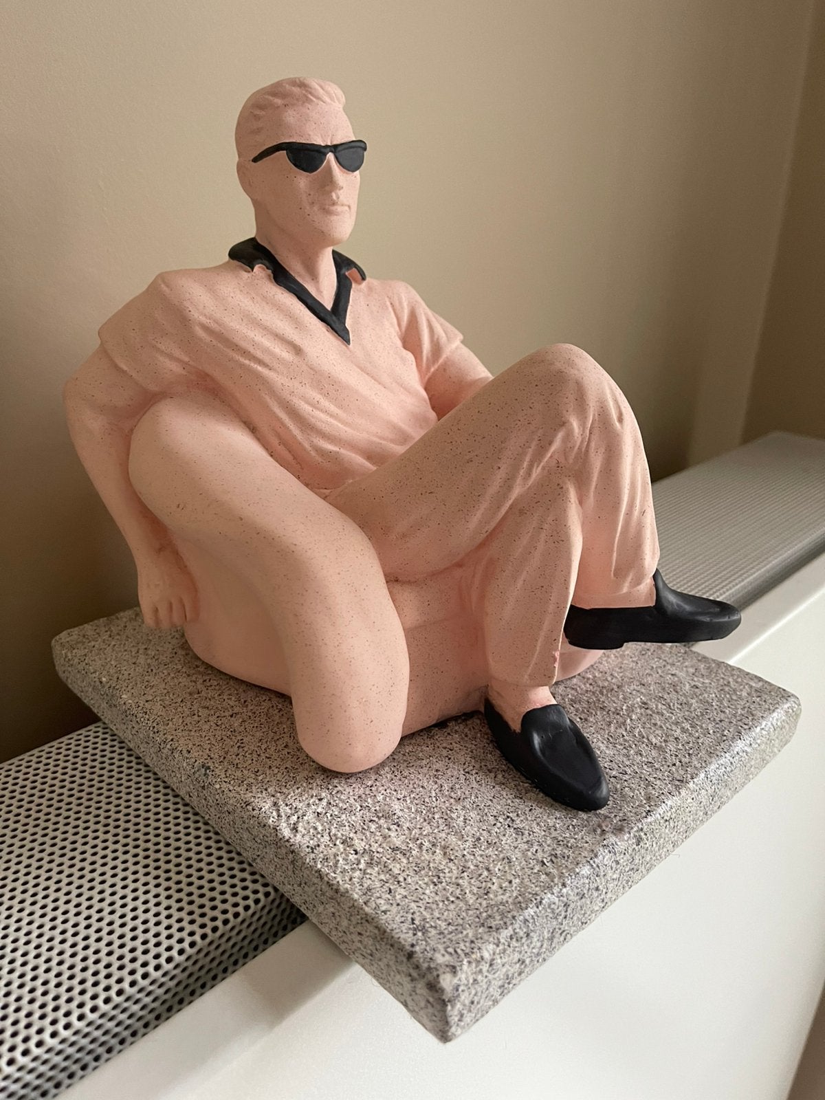 Statue vintage d'un homme assis sur une chaise des années 80, Collections, Statues & Figurines, Enlèvement, Utilisé, Humain