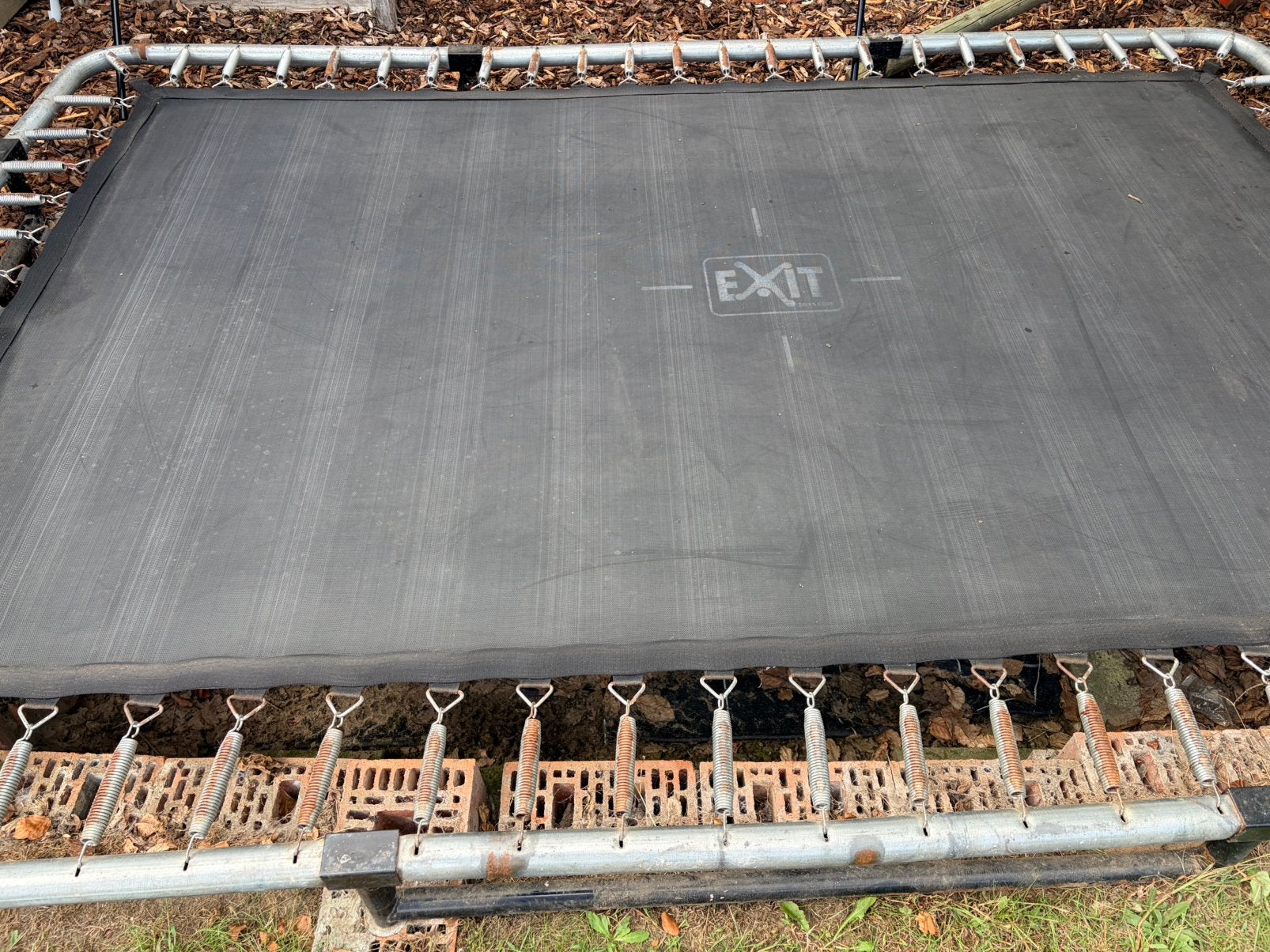 Exit ground trampoline, Enlèvement, Utilisé
